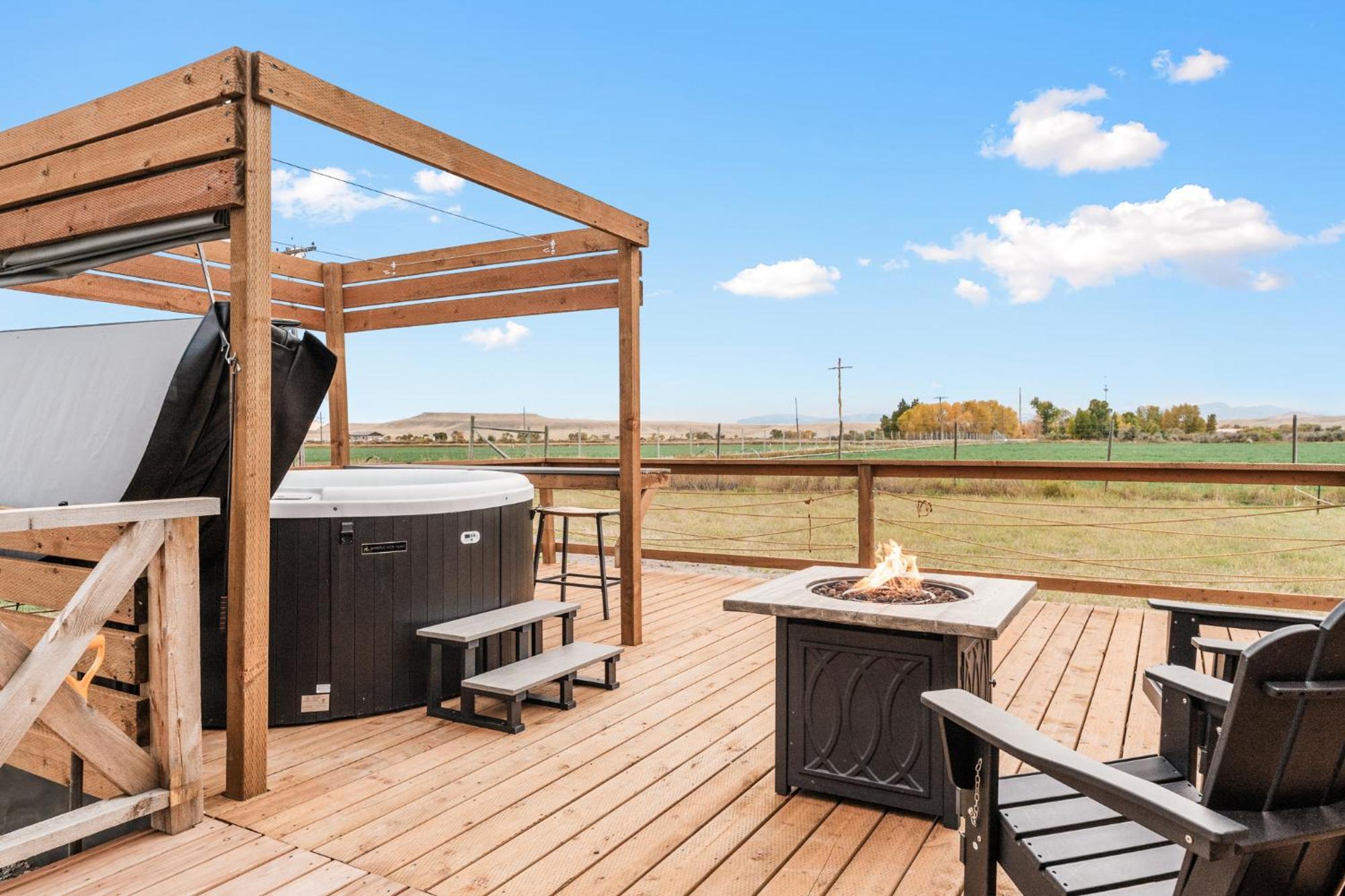 Modern Tiny Cabin, With Hot Tub In Choteau Mt 外观 照片