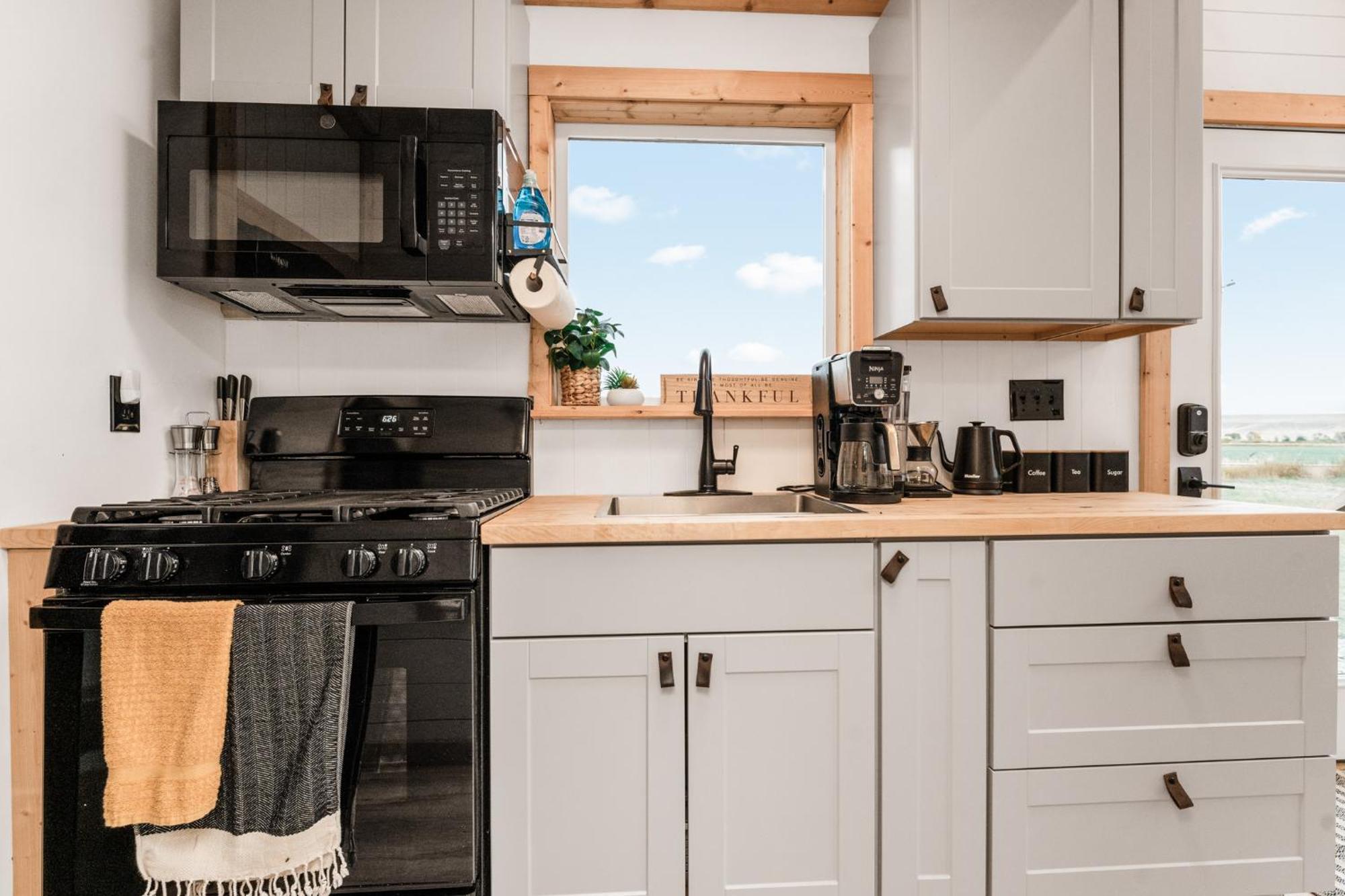 Modern Tiny Cabin, With Hot Tub In Choteau Mt 外观 照片