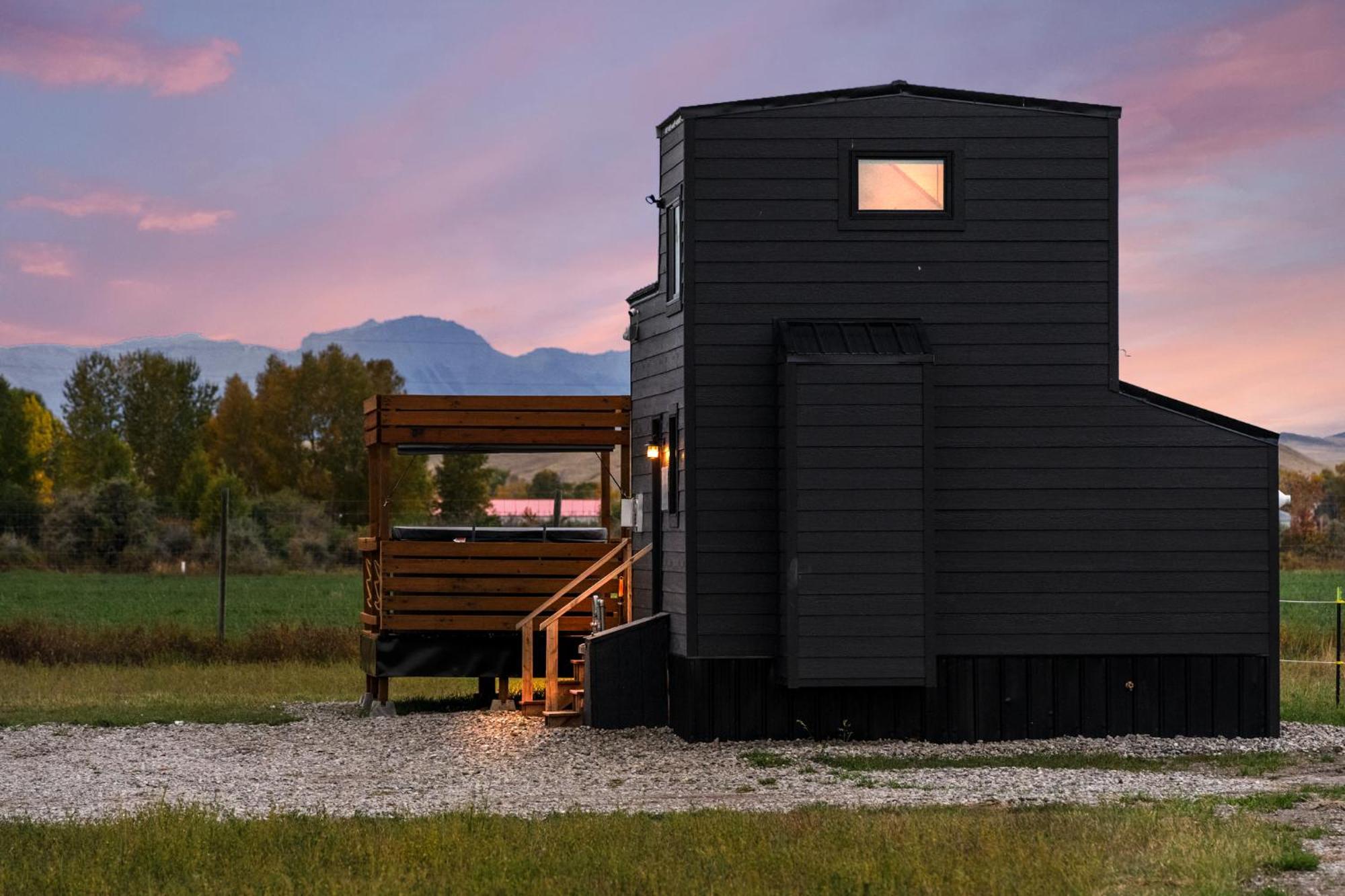 Modern Tiny Cabin, With Hot Tub In Choteau Mt 外观 照片